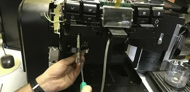 Замена оптического датчика уровня зерен в Jura X8